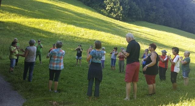 Die Kneipp Aktiv Clubs der Kummenbergregion gehen Waldluftbaden